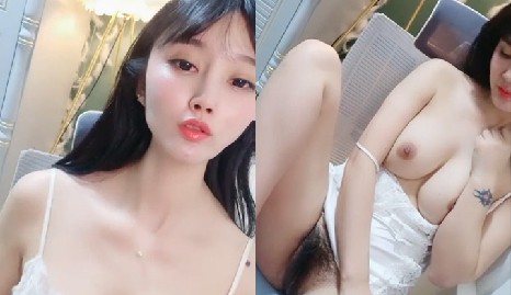 美乳妹子掰开嫩穴给大家看有多嫩